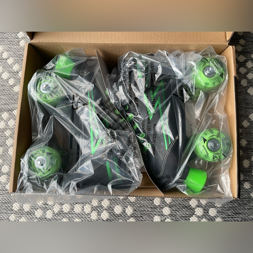 Roller Derby Blazer Boys Light Up Wheel Roller Skates Black Green 5 NEW IN BOX - Picture 11 of 12